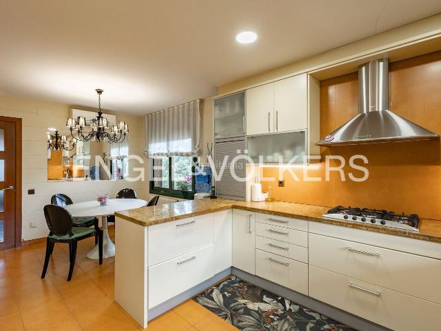 Casa en venta en Sant Cugat del Vallès, Mira sol. Preciosa casa en Sant Cugat zona residencial y tranquila. Casas Sant Cugat del.