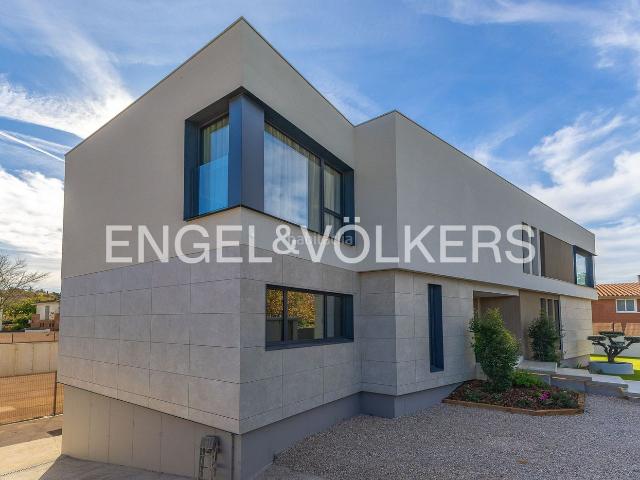 Casa en venta en Sant Cugat del Vallès, Mira sol. Exclusiva casa de diseño a estrenar en Sant Cugat. Casas Sant Cugat del.