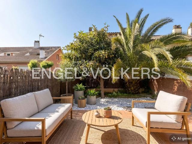 Casa adosada en venta en Sant Cugat del Vallès, Sant Domènec. Preciosa Casa esquinera con Jardin en Calle Vilafranca. Casas adosadas Sant Cugat del.