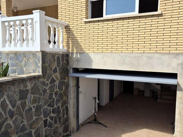 Chalet en venta en calle Del Sol, Sant Cugat Sesgarrigues, de 330 m² 3 habitaciones por 395.000