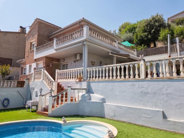 Casa en venta en Sant Andreu de la Barca. MAGNÍFICA CASA CON PISCINA, JARDÍN Y VISTAS A LA MONTAÑA EN SANT ANDREU DE LA BARCA. Casas Sant Andreu de la.