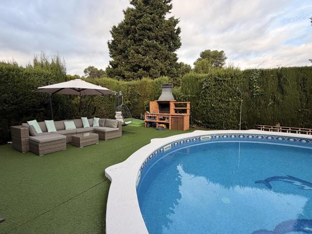 Casa en venta en Sant Boi de Llobregat, Els Canons Les Orioles Can Paulet. CASA INDEPENDIENTE CON PISCINA PRIVADA, JARDÍN Y MÁXIMA PRIVACIDAD EN SANT BOI DE LLOBREGAT. Casas Sant Boi de.