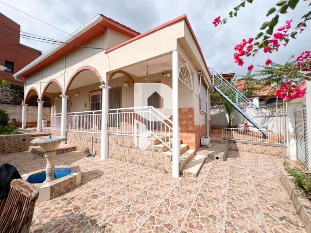 Casa en venta en Sant Boi de Llobregat, Marianao. CASA CON JARDÍN EN UNA SOLA PLANTA. Casas Sant Boi de.