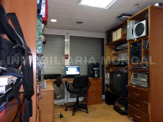 Casa en venta en Sant Boi de Llobregat, Marianao. CASA UNIFAMILIAR EN EL NÚCLEO URBANO, PLANTA BAJA MÁS DOS, AMPLIO GARAJE CON VADO DE 77 m2, TERRAZA, MUCHAS POSIBILIDADES. Casas Sant Boi de.