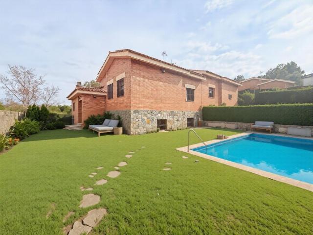 Casa en venta en Sant Esteve Sesrovires. Casas Sant Esteve.
