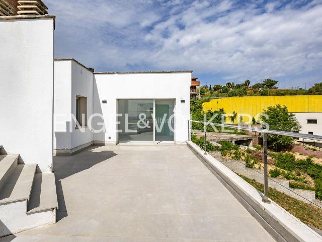 Casa en venta en Sant Esteve Sesrovires. Exclusiva vivienda con piscina interior y exterior, gimnasio y ascensor en Golf Barcelona Sant Esteve Sesrovires. Casas Sant Esteve.