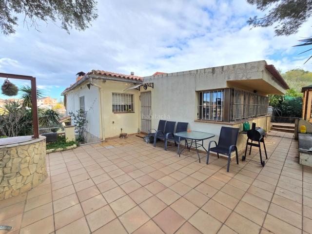 Casa en venta en Sant Esteve Sesrovires. LALLARIDEAL ¡Descubre el hogar perfecto para dos familias en la exclusiva urbanización Vallserrat!. Casas Sant Esteve.