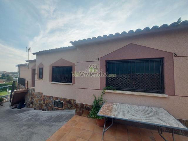 Casa en venta en Sant Esteve Sesrovires. Preciosa casa con piscina. Casas Sant Esteve.