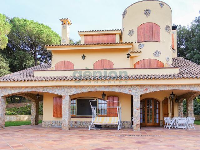 Casa en venta en Sant Feliu de Buixalleu. CASA EN SANT FELIU DE BUIXALLEU. PROPIEDAD CON 500M² CONSTRUIDOS Y 6,50HA. DE TERRENO. Casas Sant Feliu de.