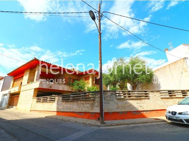 Casa en venta en Sant Feliu de Guíxols, Tueda Costa Brava. Maravillosa casa con jardín en el centro del pueblo. Casas Sant Feliu de.