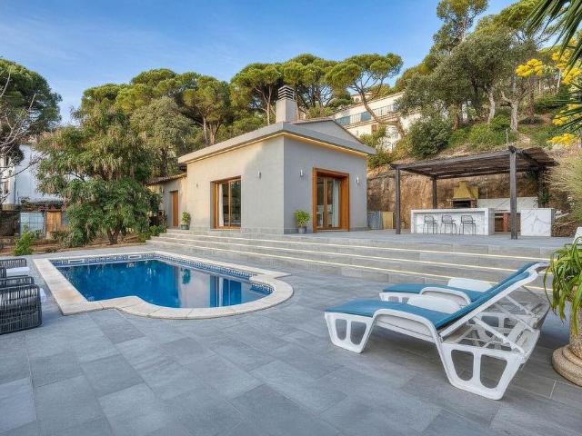 Chalet en venta en calle Del Falcó, Sant Feliu de Guíxols, de 110 m² 3 habitaciones por 475.000