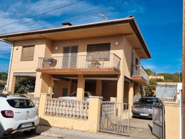 Casa en venta en Sant Jaume dels Domenys. Casa indeoendiente, con piscina privada, parcela con frutales y huerto, calefacción de gasoil, gran terraza, a 20 min de Calafell. Casas Sant Jaume dels.
