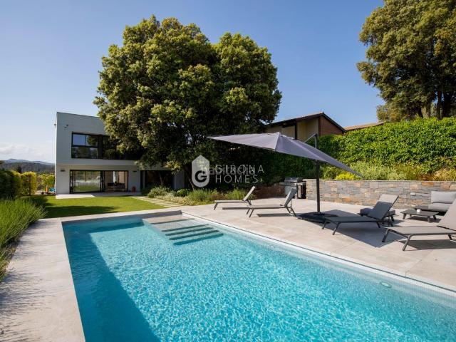 Casa en venta en Sant Julià de Ramis. Casa familiar contemporánea con vistas panorámicas en Sant Julià de Ramis. Casas Sant Julià de.