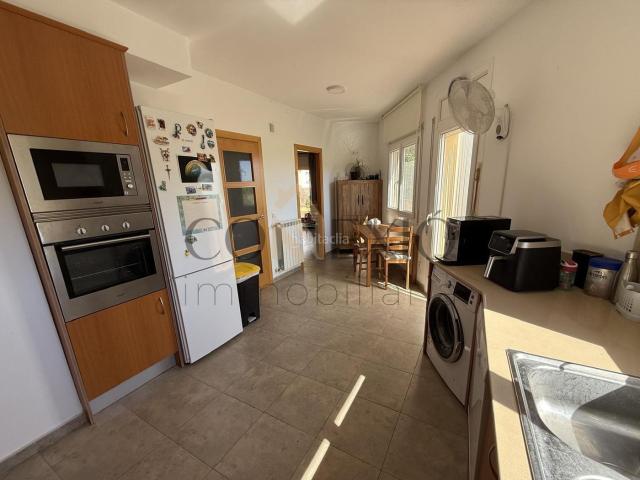 Casa en venta en Sant Julià de Ramis. Exclusiva casa esquinera con sol todo el día y grandes espacios. Casas Sant Julià de.