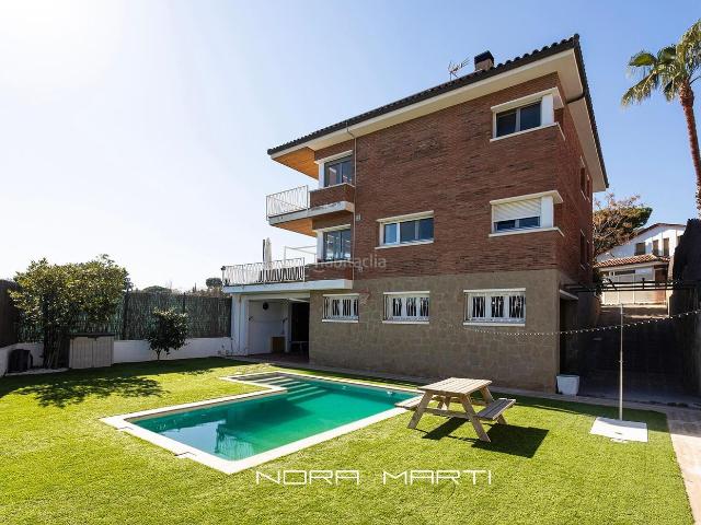 Casa en venta en Sant Just Desvern, La Plana Bellsoleig. Casa independiente con piscina privada y jardín en la exclusiva zona de La Plana Bellsoleig. Casas Sant Just.