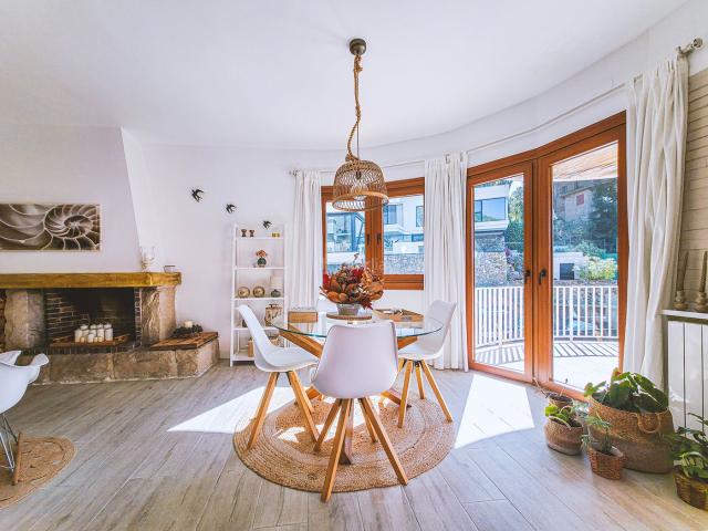 Chalet en venta en Sant Pol de Mar, Urbanitzacions. Casa unifamiliar independiente con terraza, jardín y piscina cerca de la playa. Chalets Sant Pol de.