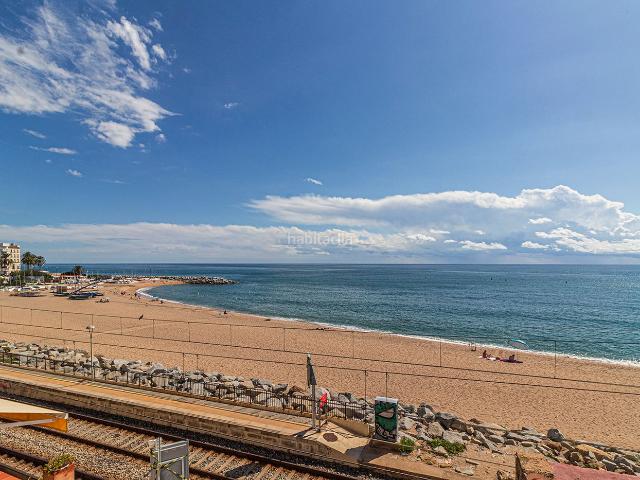 Casa en venta en Sant Pol de Mar, Centre. Casa de pueblo en primera línea de mar con patio y terraza. Casas Sant Pol de.