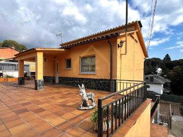 Casa en venta en Sant Pere de Vilamajor. Preciosa casa a cuatro vientos de tres plantas Naturaleza y confort a un paso del centro. Casas Sant Pere de.