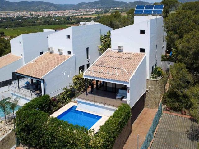 Casa en venta en Sant Pere de Ribes, Vallpineda Rocamar. CASA EN VALLPINEDA CON LICENCIA TURISTICA Y VISTAS AL MAR. Casas Sant Pere de.