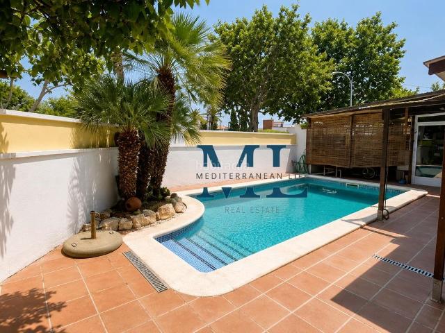 Casa en venta en Sant Pere de Ribes, Centre. Chalet a 3 vientos, con jardin y piscina en el Centro de Sant Pere de Ribes. Casas Sant Pere de.