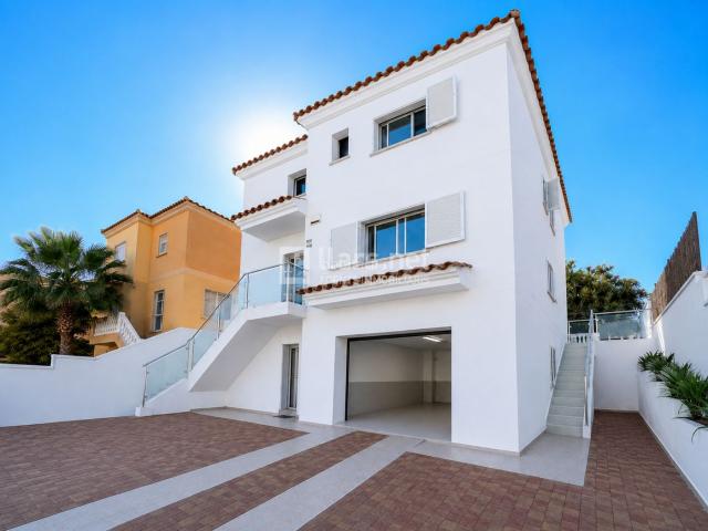 Casa en venta en Sant Pere de Ribes, Mas d´En Serra Els Cards. Casa independent a estrenar amb piscina privada i jardí a Mas d'en Serra. Casas Sant Pere de.