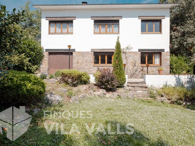 Casa en venta en Sant Quirze Safaja. Chalet con jardín y casa de invitados a la venta 2 propiedades!. Casas Sant Quirze.