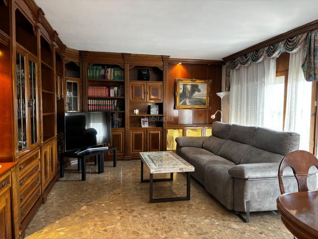 Casa en venta en Sant Vicenç de Castellet. Casa señorial de 435 m² construidos en el centro de Sant Vicenç de Castellet, con garaje para 5 coches y grandes terrazas. Casas Sant Vicenç de.