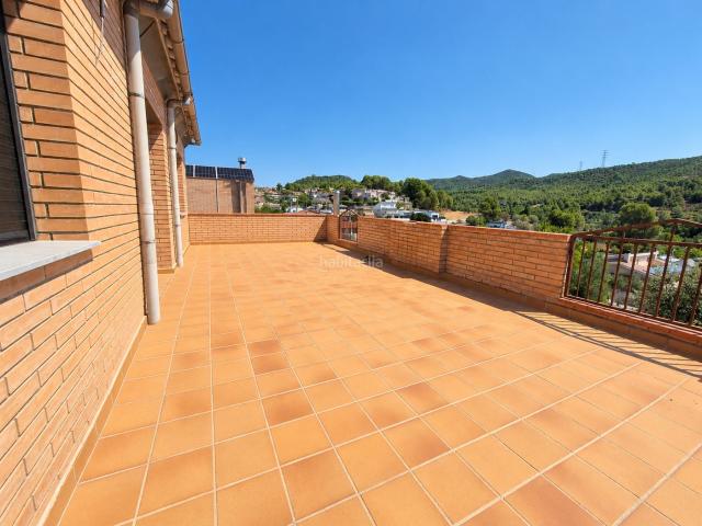 Casa en venta en Sant Vicenç de Castellet. Casa unifamiliar con piscina, huerto y Montserrat de fondo Urb. La Balconada, Sant Vicenç de Castellet. Casas Sant Vicenç de.