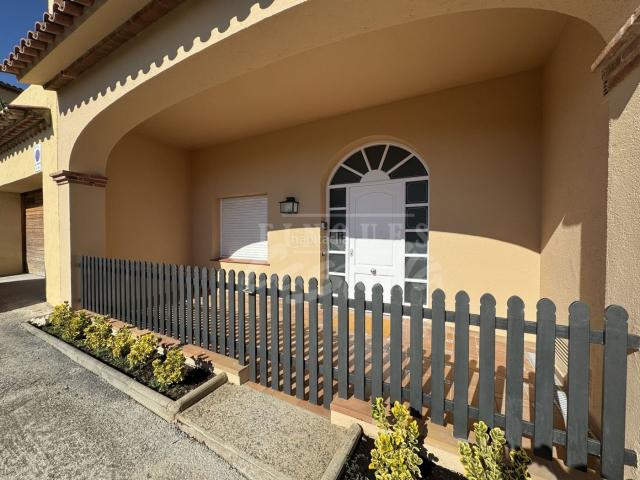 Casa en venta en Sant Vicenç de Montalt, Sant Vicenç Centre. Bajada de precio de 650.000 a 575.000! Casa con Encanto con Vistas al Mar en Sant Vicenç de MontaltEn pleno corazón del casco ant. Casas.
