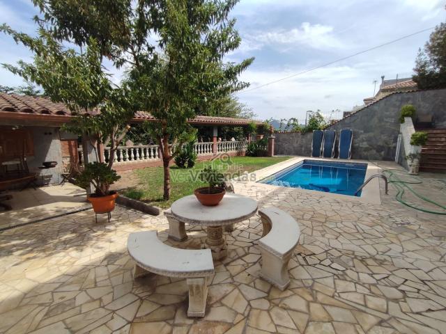 Casa en venta en Sant Vicenç dels Horts. Espectacular casa con piscina. Casas Sant Vicenç dels.