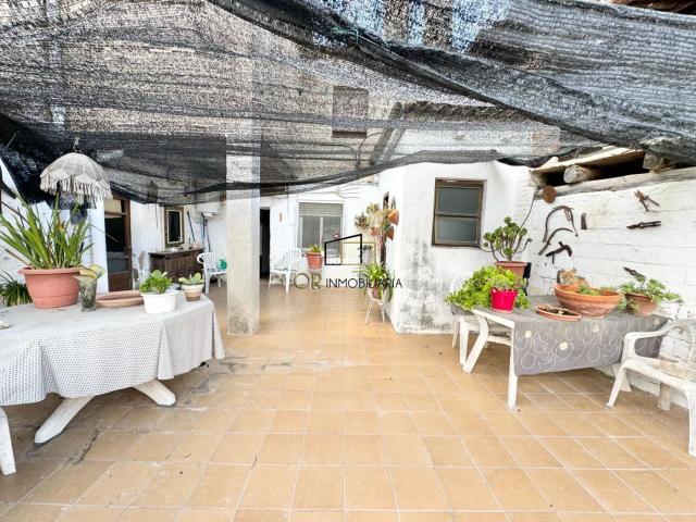 Casa en venta en Santa Margarida i els Monjos, Els Monjos. Amplia casa de 6 habitaciones con jardín para reformar en el corazón de Santa Margarida i els Monjos. Casas Santa Margarida i els.