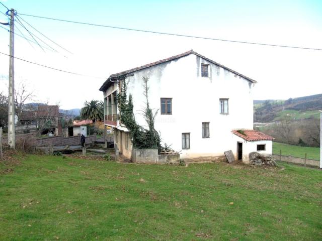 Casa en venta en Santa María de Cayón. Casa independiente con parcela. Casas Santa María de.