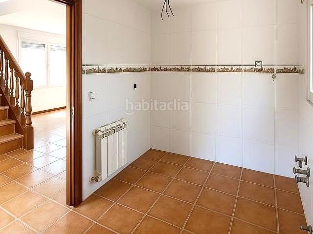 Casa en venta en Santa María de Cayón. Chalet pareado con jardín en Argomilla de Cayón. Casas Santa María de.