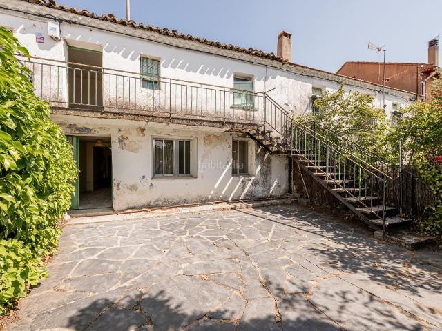 Casa en venta en Santa María de la Alameda. CASA ADOSADA EN LA ZONA DE SANTA MARIA DE LA ALAMEDADISTRIBUIDA EN 4 CASAS, CON 8 DORM, 4 BAÑOS, 4 COCINAS Y DOS JARDINES. Casas Santa María de la.