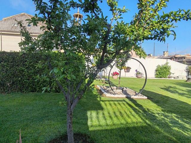 Casa en venta en Santa Marta de Tormes. Espectacular chalet independiente con Piscina y Jardín privado. Casas Santa Marta de.