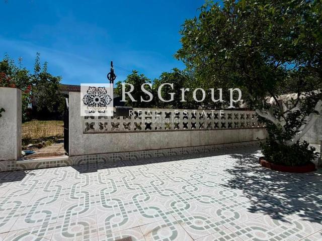 Casa en venta en Santa Olalla del Cala. Amplia casa de dos plantas con gran patio y solárium. Casas Santa Olalla del.