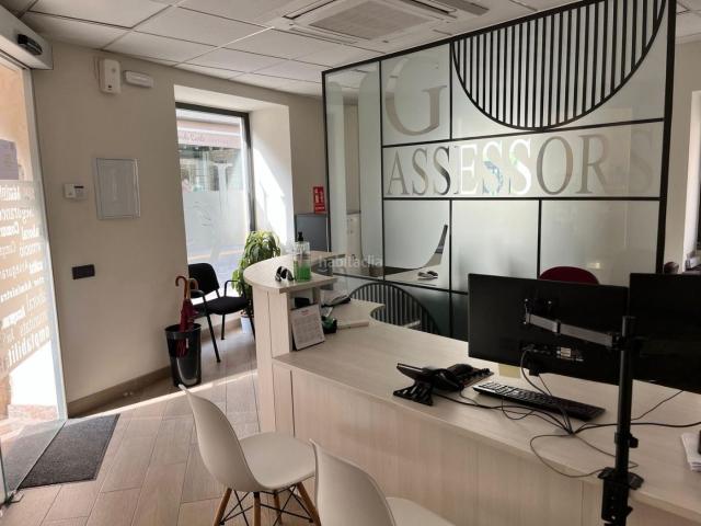 Casa en venta en Santa Bàrbara. Edificio con local comercial alquilado + vivienda independiente de 168 m². Casas Santa.