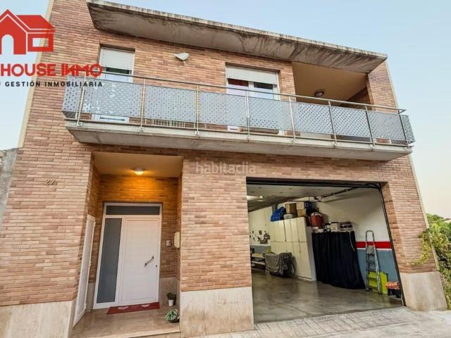Casa en venta en Santa Bàrbara. Preciosa casa con garaje en Santa Bàrbara, asoleada y con acceso por dos calles. Casas Santa.