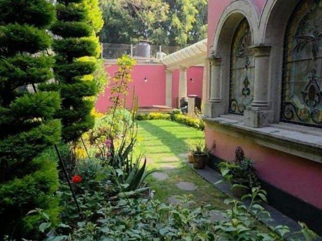Casa en Venta en Santa Catarina Coyoacán con Estilo Victoriano y Carril de Nado