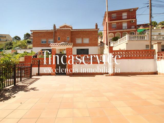 Casa en venta en Santa Coloma de Cervelló. Casa con piscina privada, jardín y 6 habitaciones en Santa Coloma de Cervelló. Casas Santa Coloma de.