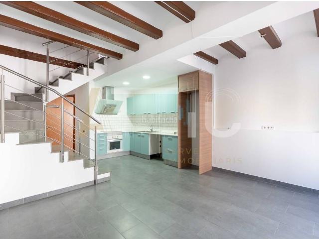 Casa en venta en Santa Coloma de Cervelló. CASA EN VENTA COMPLETAMENTE REFORMADA EN COLÒNIA GÜELL SANTA COLOMA DE CERVELÓ, 3 HABITACIONES, 2 BAÑOS, PATIO Y TERRA. Casas Santa Coloma de.