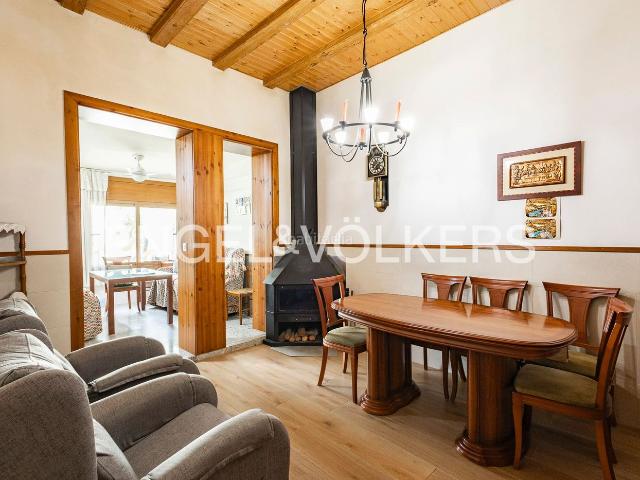 Casa en venta en Santa Coloma de Cervelló. Encanto histórico y serenidad en el corazón de la Colonia Güell. Casas Santa Coloma de.