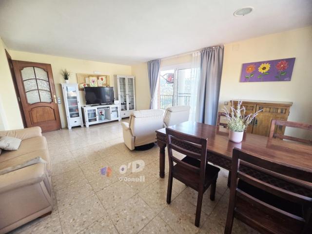 Casa en venta en Santa Coloma de Cervelló. Gran casa semi nueva en Cesalpina. Casas Santa Coloma de.