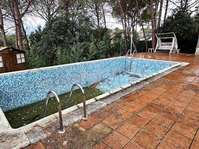 Casa en venta en Santa Coloma de Farners. SANTA COLOMA DE FARNERS. CASA ESTILO REFUGIO, TERRENO 3.891 m2, URBANIZADO, 3 HABITACIONES, BAÑO, PISCINA, CISTERNA AGUA, BIEN COM. Casas Santa Coloma de.