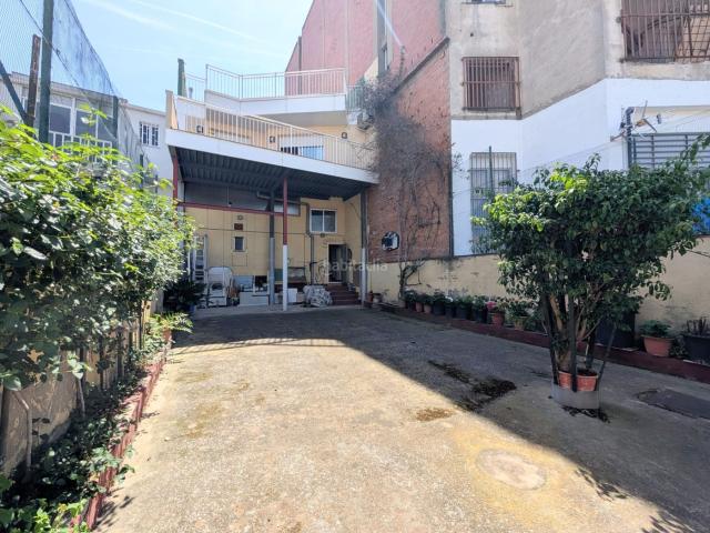 Casa en venta en Santa Coloma de Gramenet, Fondo. Casa de 3 plantas con tres terrazas. Casas Santa Coloma de.