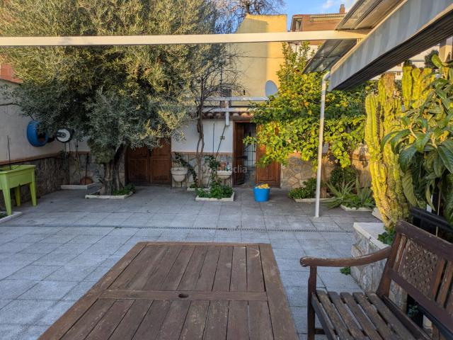 Casa en venta en Santa Coloma de Gramenet, Riera Alta. Espectacular casa de 4 plantas con garaje, buhardilla y terrazas. Casas Santa Coloma de.