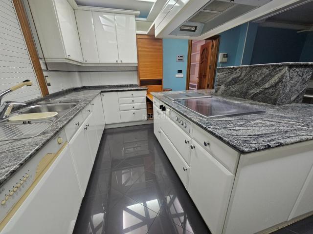 Casa en venta en Santa Comba. CASA CERCA DE CENTRO URBANO CON PISCINA INTERIOR CLIMATIZADA. Casas Santa.