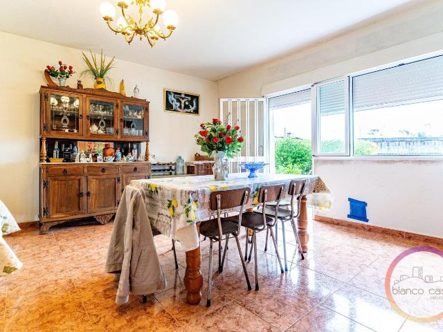Casa en venta en Santa Comba. CASA para ENTRAR a VIVIR con 2.147 m2 de TERRENO por SOLO 89.990!. Casas Santa.
