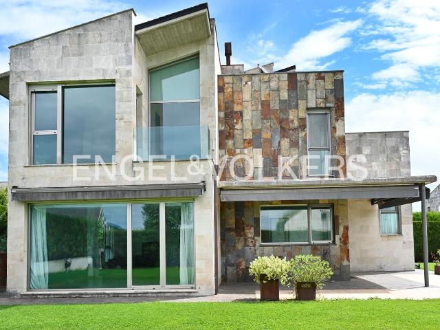 Casa en venta en Santa Cruz de Bezana, Mompia. Espectacular casa independiente entre Santander y el mar. Casas Santa Cruz de.