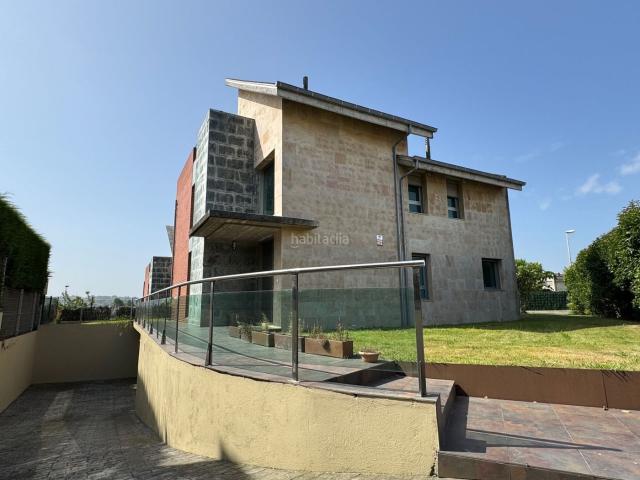Casa en venta en Santa Cruz de Bezana, Mompia. RESIDENCIA EN MOMPÍA LUZ, DISEÑO Y PRIVACIDAD A 5 MINUTOS DE SANTANDER. Casas Santa Cruz de.